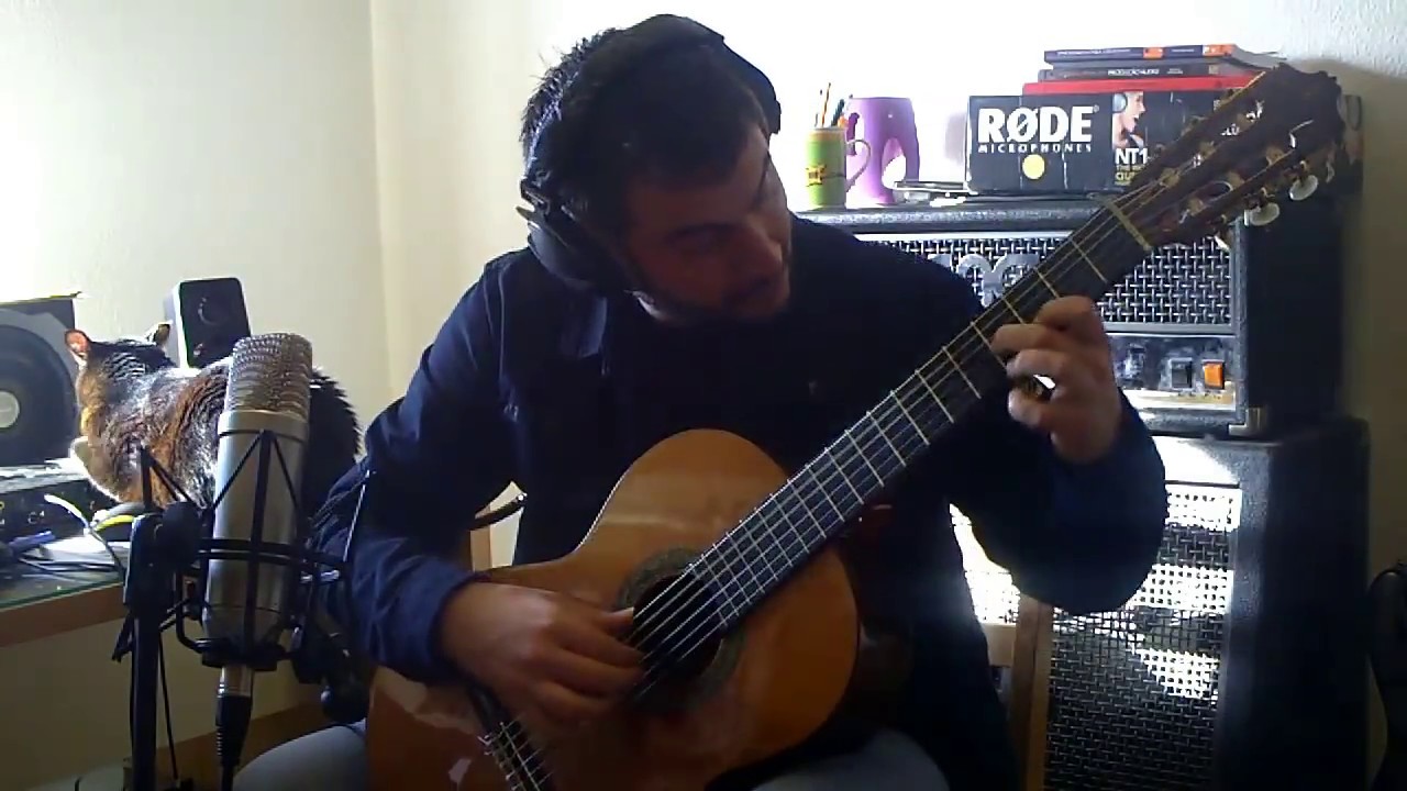 Sérgio Raimundo Cavaco a tocar guitarra clássica no seu estúdio